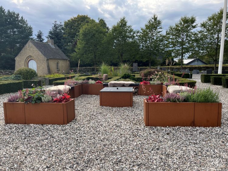 Garden bonfire with benches - perfect for the whole family