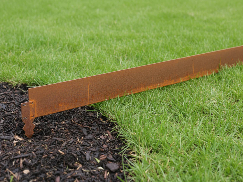 Beetkante aus Cortenstahl nach Sondermaß von byJEMA als Rasenkante zwischen Rasen und Beet im Garten