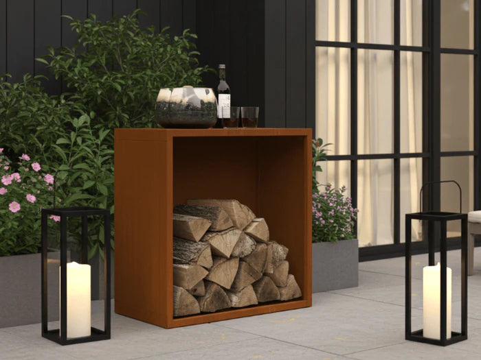 Modernes Brennholzlager aus Cortenstahl für Terrasse und Garten