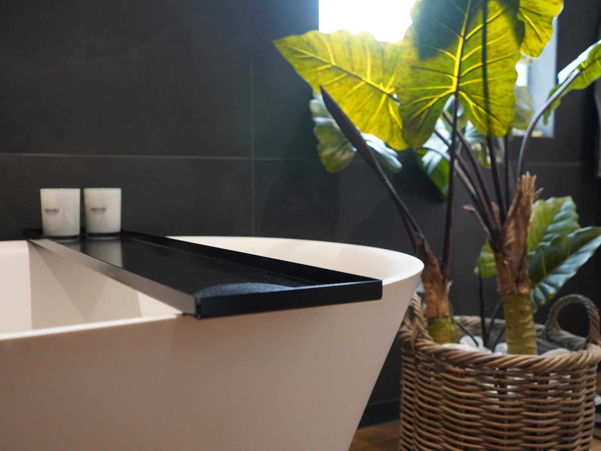 Schwarz lackierte Badewannenablage aus Stahl mit Platz für Kerzen und Badeaccessoires