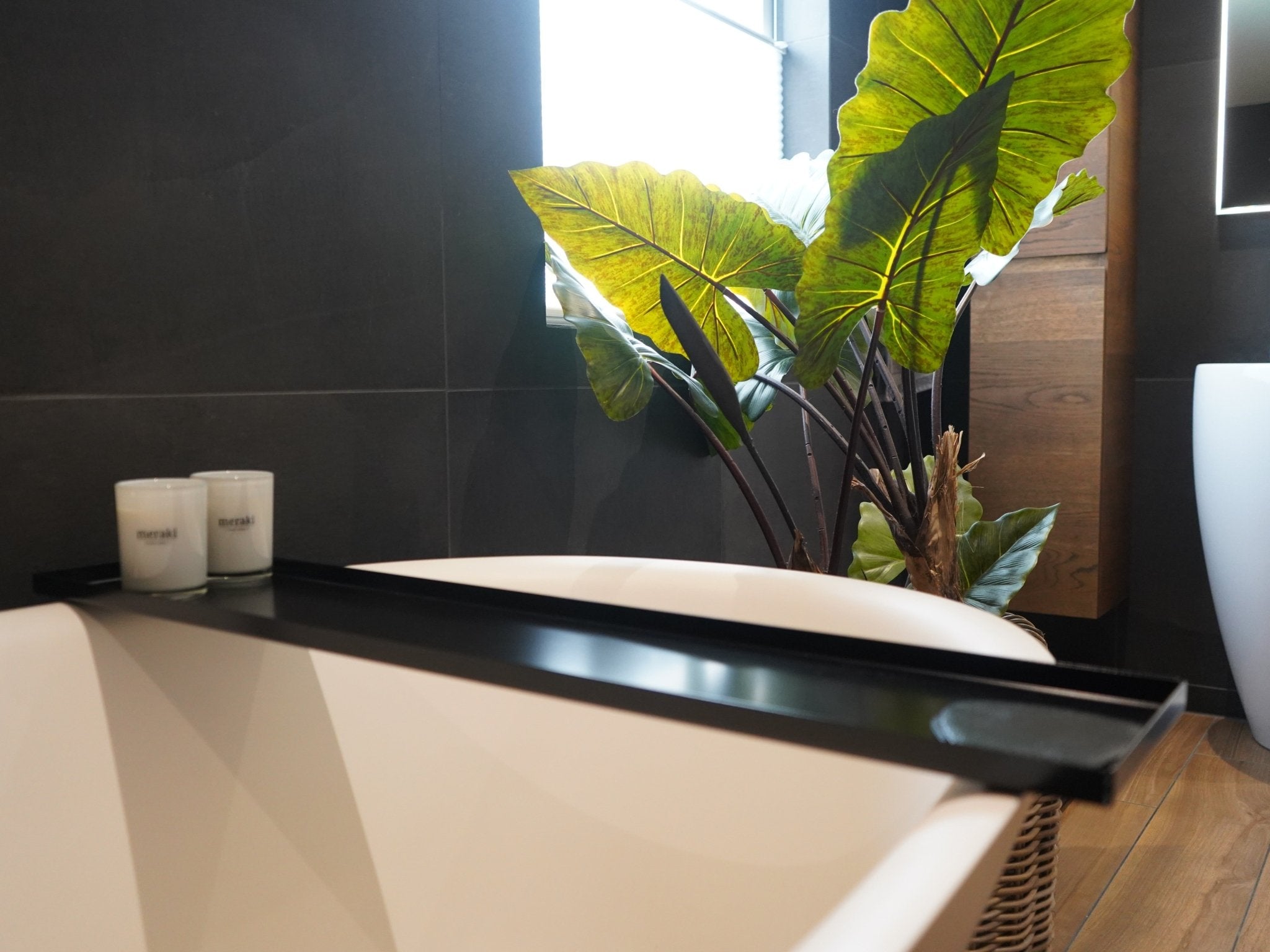 Minimalistische Badewannenablage aus schwarz lackiertem Stahl im modernen Badezimmer