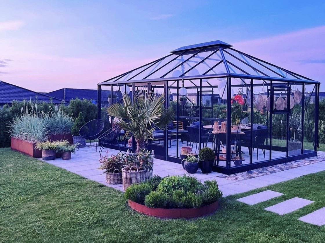 Beetumrandung aus Cortenstahl im stilvollen Garten bei Abendstimmung – runder Beetring als modernes Gestaltungselement