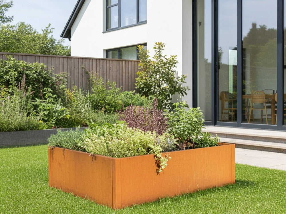 Quadratisches byJEMA CUBY Hochbeet aus Cortenstahl im Garten