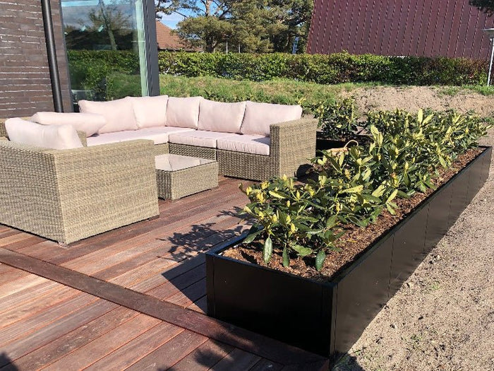 Langer byJEMA CUBY Pflanzkasten aus schwarz pulverbeschichtetem Stahl als Terrassenabgrenzung
