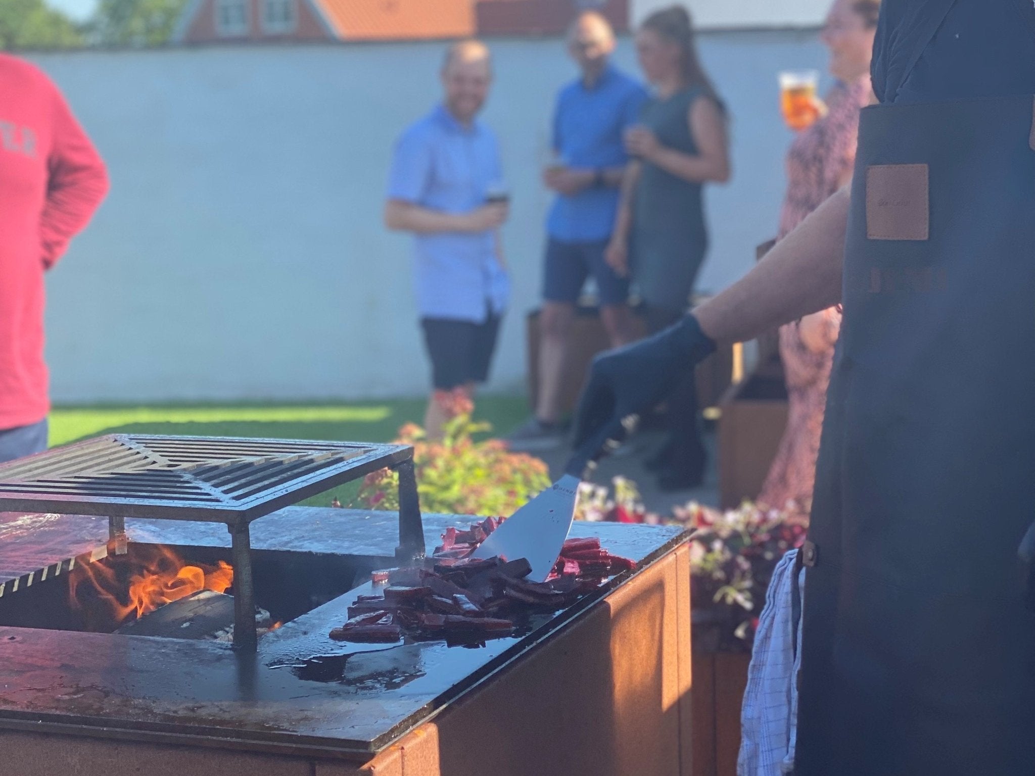 byJEMA Feuerstelle aus Cortenstahl – Zubereitung über offenem Feuer in geselliger Gartenatmosphäre