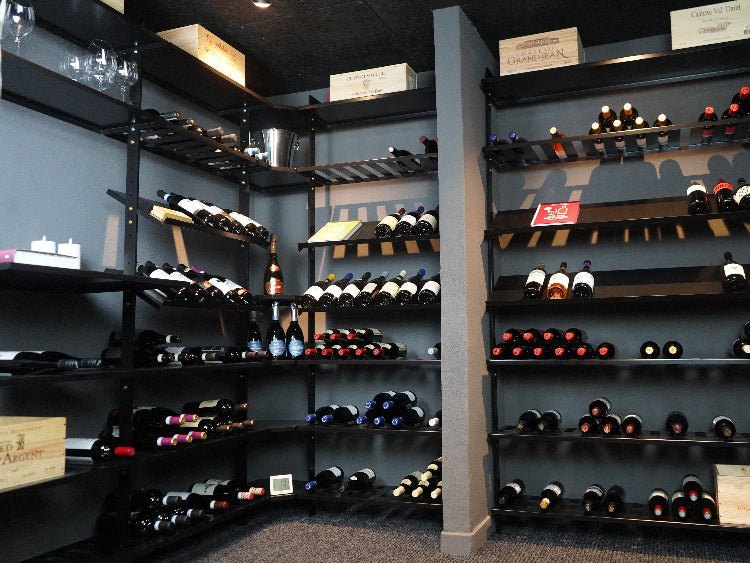 byJEMA AXIS Weinregal aus schwarz lackiertem Stahl mit horizontaler Weinlagerung