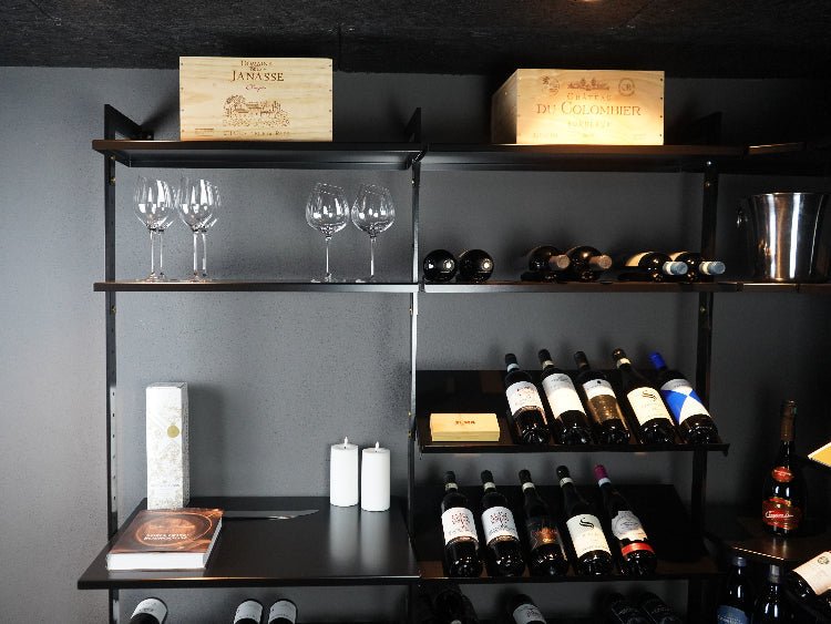 AXIS Weinregal aus schwarz lackiertem Stahl montiert in modernem Weinkeller