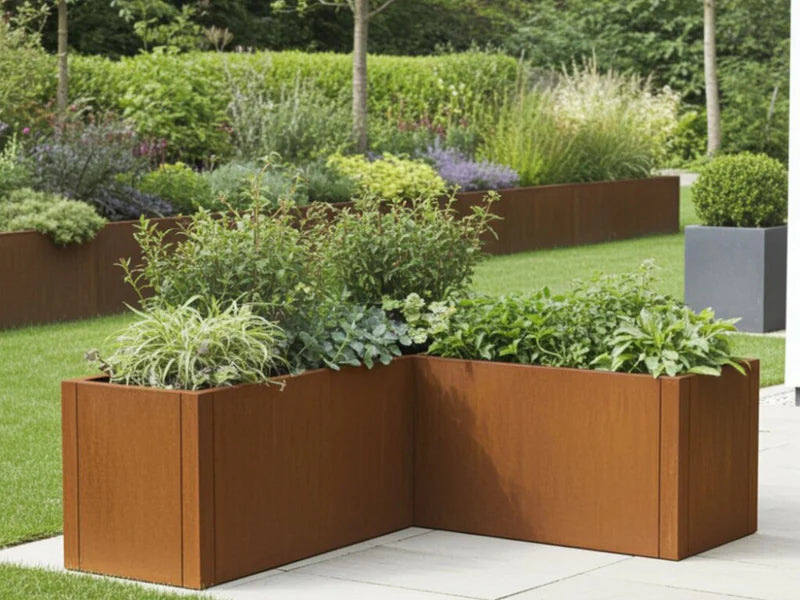 Eckiger Pflanzkasten aus Cortenstahl von CUBY auf Terrasse