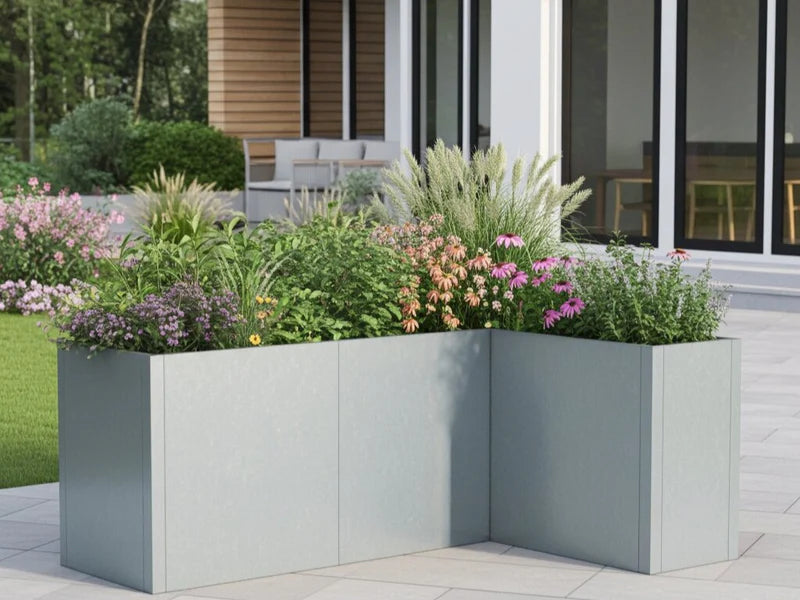 Eckpflanzkasten aus verzinktem Stahl von CUBY mit Stauden