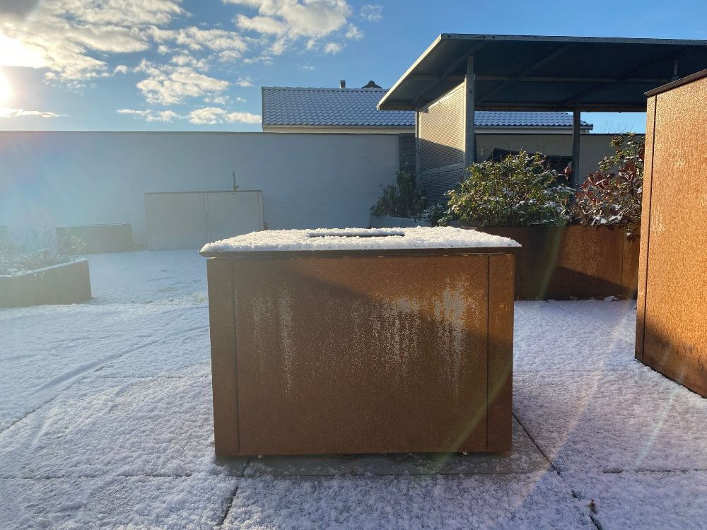 CUBY Feuergrill aus Cortenstahl im Winter mit Schnee