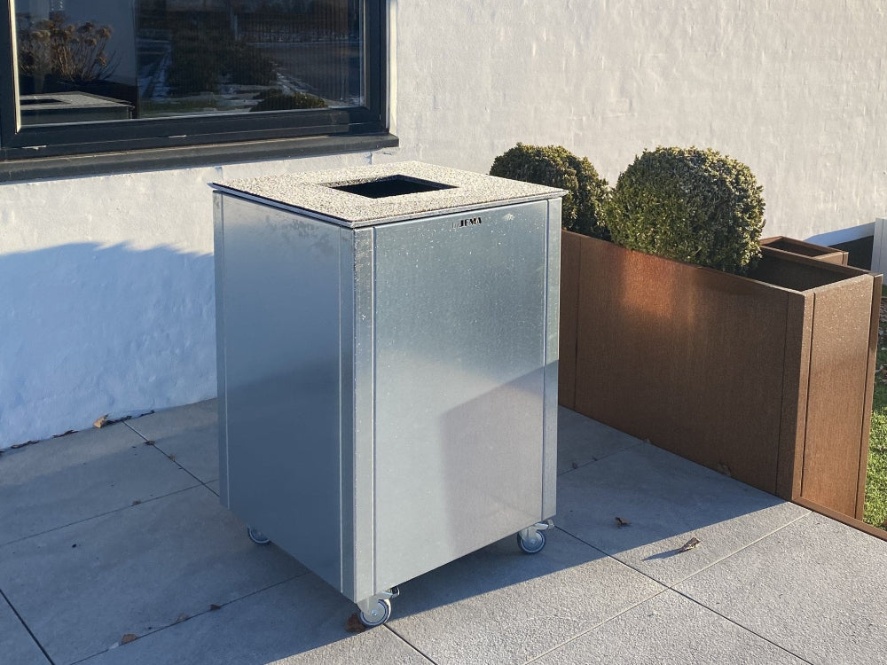 CUBY Feuergrill aus verzinktem Stahl im Außenbereich am Wohnhaus