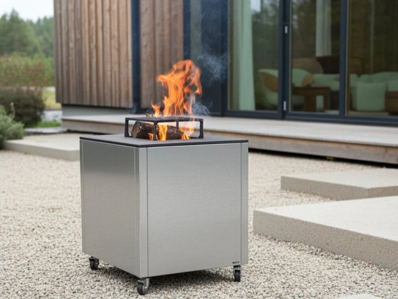 CUBY Feuergrill aus verzinktem Stahl mit Deckel vor industriellem Hintergrund