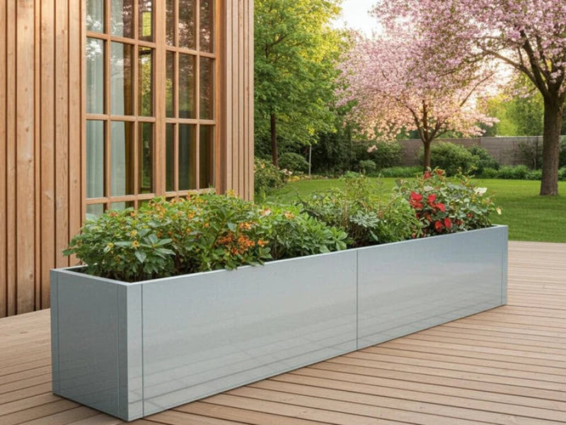 Langes Hochbeet aus verzinktem Stahl von CUBY auf Holzterrasse