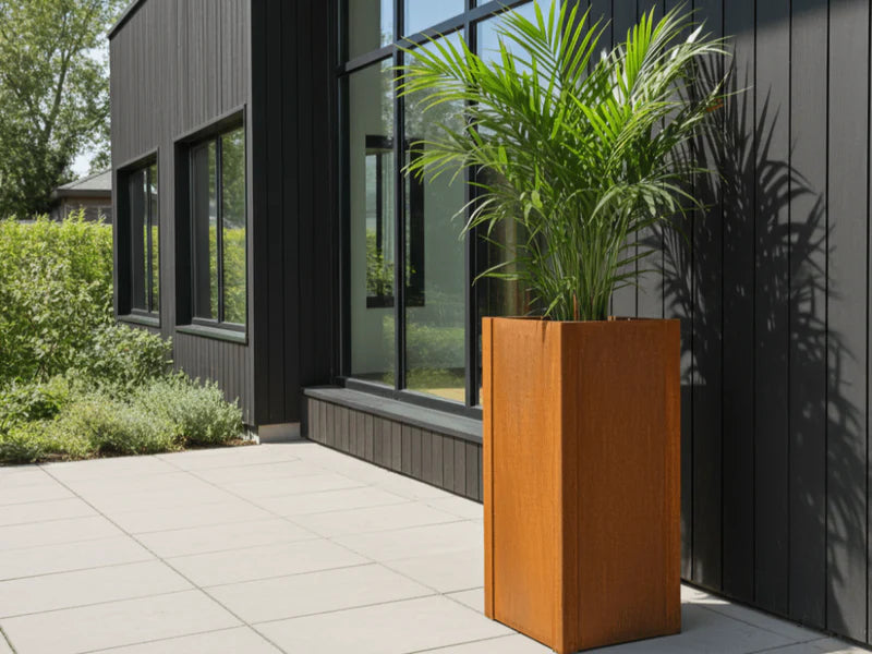 Hoher CUBY Pflanzkasten aus Cortenstahl mit Palme auf Terrasse