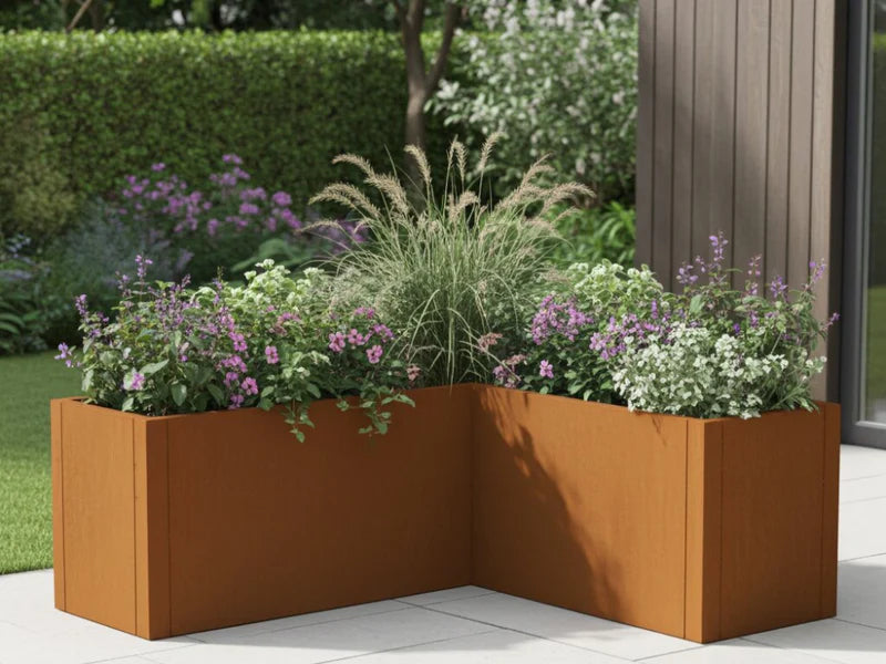 L-förmiger CUBY Pflanzkasten aus Cortenstahl mit Gartenpflanzen