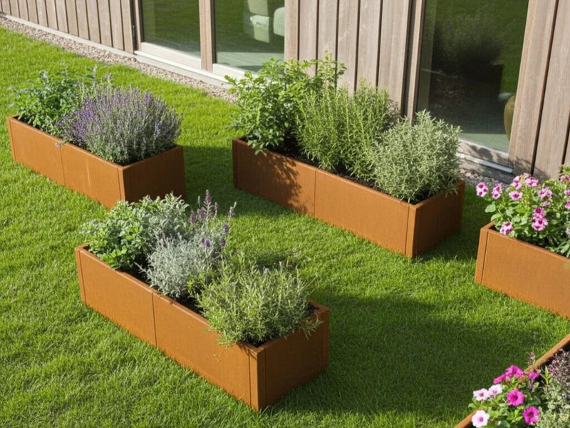 CUBY langer Pflanzkasten aus Cortenstahl mit Kräutern an Hausfassade