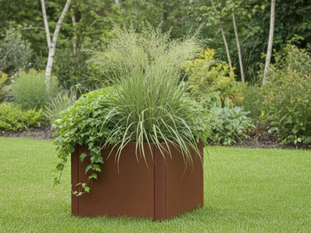 CUBY Pflanzkasten aus Cortenstahl mit Ziergras im Garten