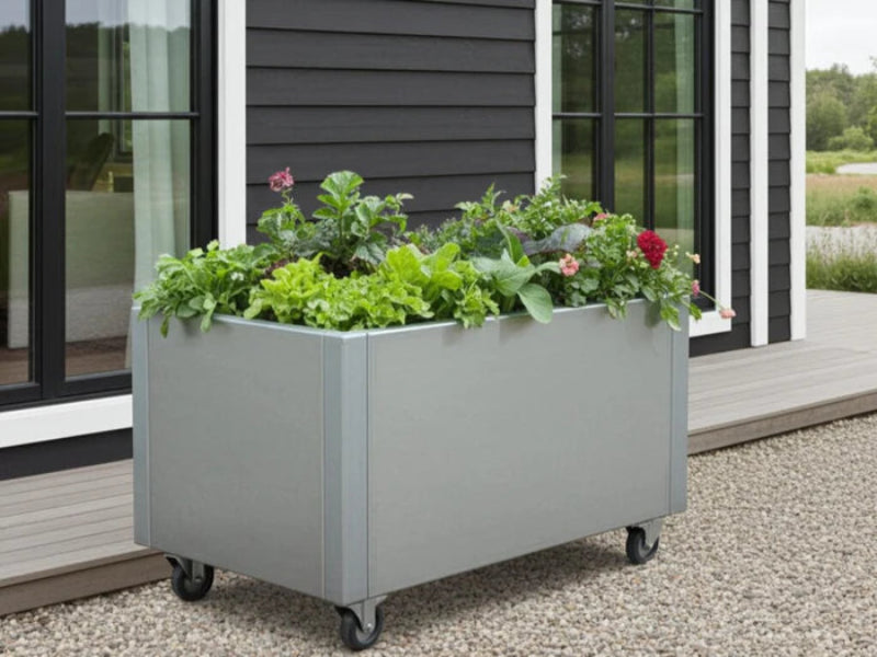 Mobiler Pflanzkasten aus verzinktem Stahl mit Rollen und Gemüse