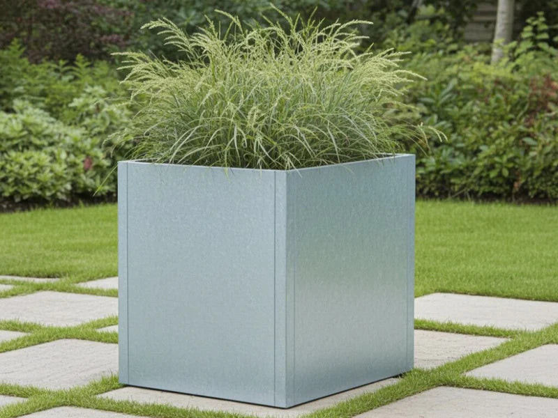 CUBY quadratischer Pflanzkübel aus verzinktem Stahl mit Ziergras im Garten