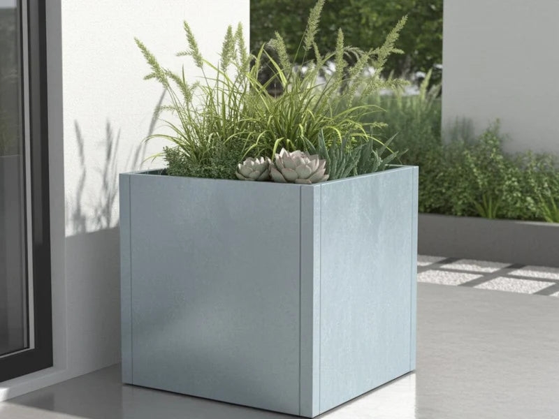 CUBY hoher quadratischer Pflanzkübel aus verzinktem Stahl mit Sukkulenten auf moderner Terrasse