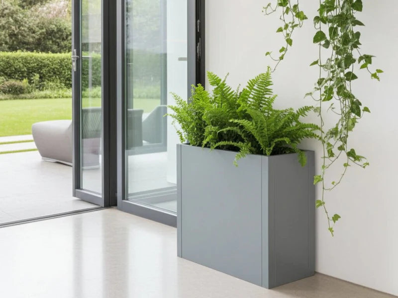 CUBY Pflanzkübel aus verzinktem Stahl mit Farnen in heller Ecke