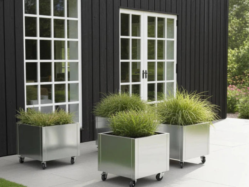Quadratische Pflanzkästen aus verzinktem Stahl von CUBY auf Rollen