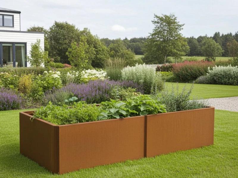 Rechteckiges EDGY Hochbeet aus Cortenstahl mit üppiger Bepflanzung im Garten
