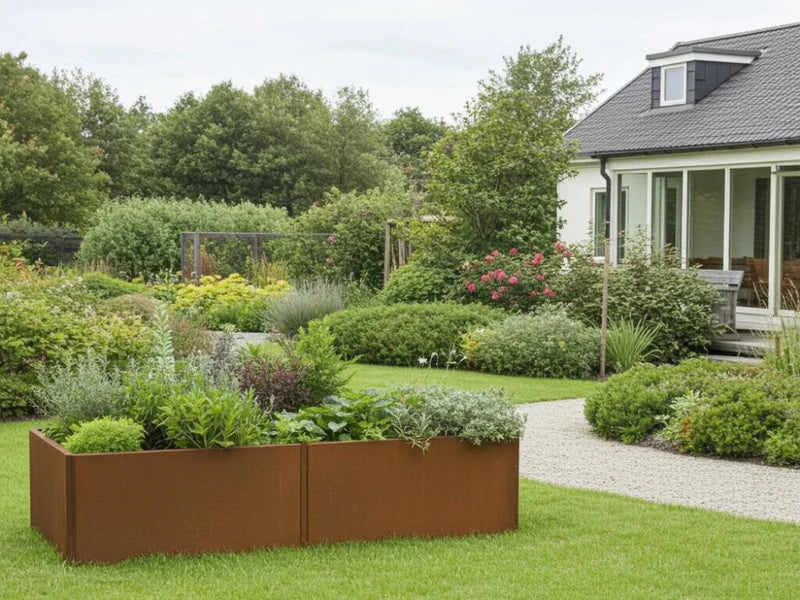 Rechteckiges EDGY Hochbeet aus Cortenstahl mit gemischter Bepflanzung