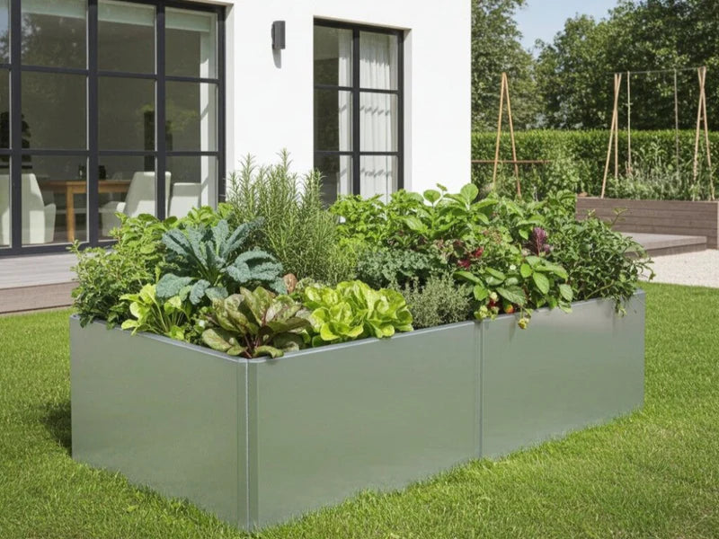 Rechteckiges EDGY Hochbeet aus verzinktem Stahl mit Gemüse vor weißem Haus