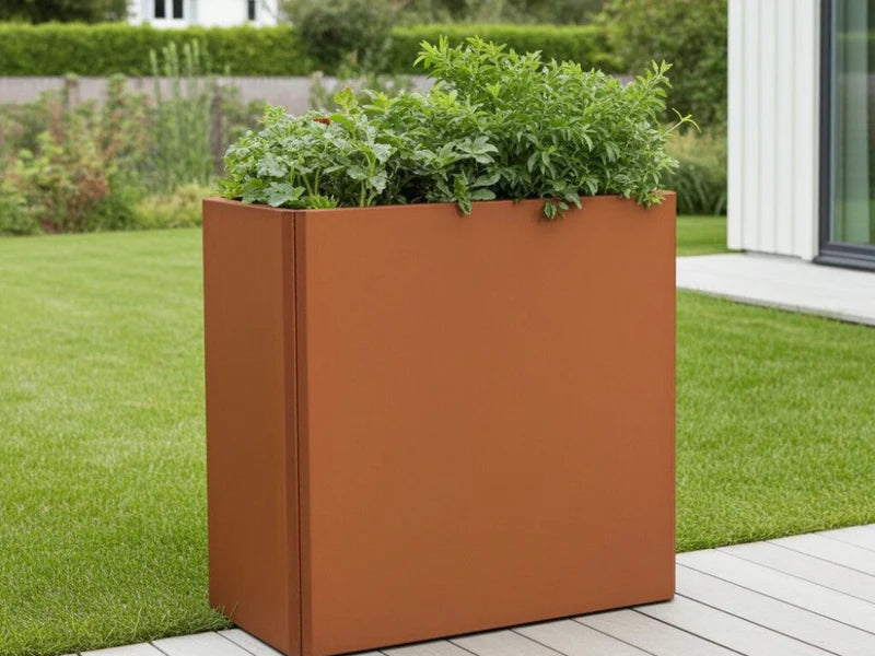 Hoher kompakter EDGY Pflanzkübel aus Cortenstahl mit grüner Bepflanzung
