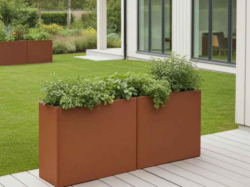 EDGY Pflanzkübel aus Cortenstahl in hoher rechteckiger Ausführung an moderner Hausfassade