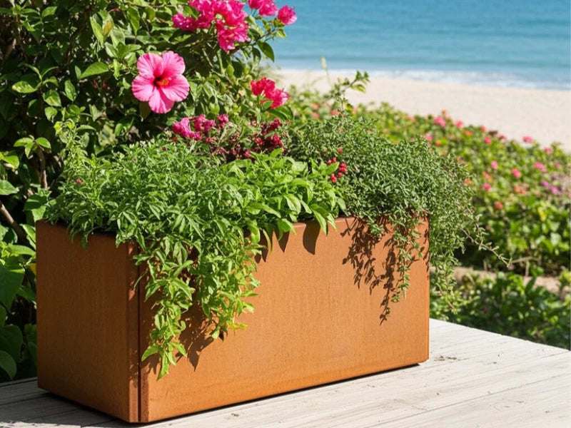 EDGY Pflanzkübel aus Cortenstahl auf Terrasse mit Meerblick
