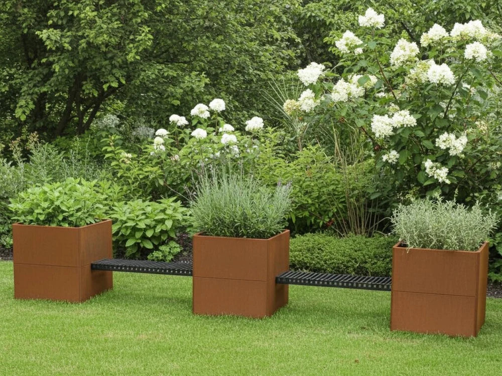 Drei EDGY Pflanzkübel aus Cortenstahl verbunden mit Sitzbank im Garten