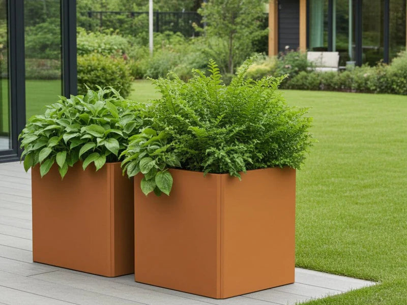 Hoher quadratischer EDGY Pflanzkübel aus Cortenstahl als Modul kombiniert