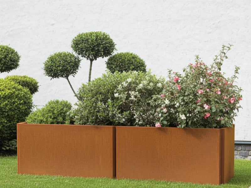 EDGY Pflanzkübel aus Cortenstahl mit blühenden Sträuchern und grüner Bepflanzung