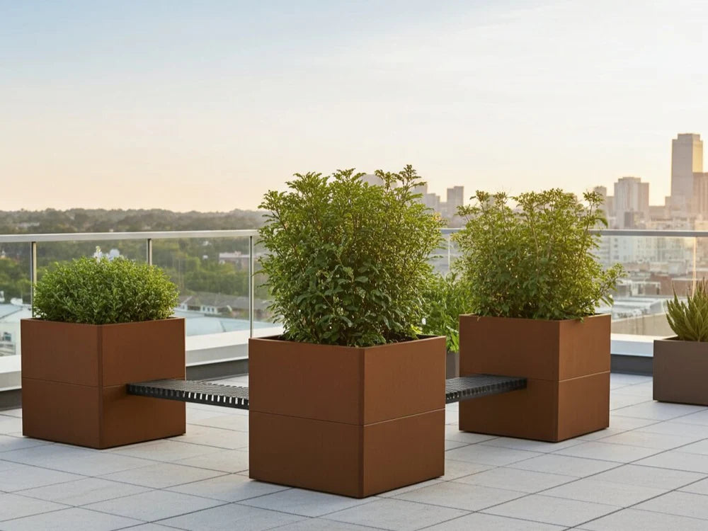 EDGY Cortenstahl Pflanzkübel mit schwarzer Sitzbank im urbanen Umfeld