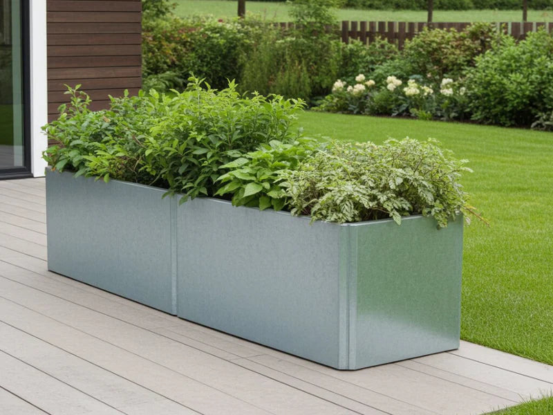 Extra langer EDGY Pflanzkübel aus verzinktem Stahl entlang einer Holzterrasse