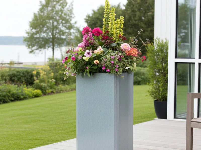 Hoher quadratischer EDGY Pflanzkübel aus verzinktem Stahl mit Blumen