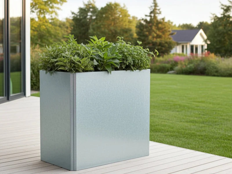 EDGY Pflanzkübel aus verzinktem Stahl in hoher rechteckiger Ausführung kombiniert