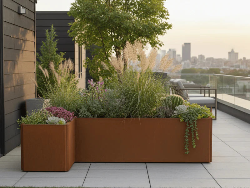 EDGY Winkel-Pflanzkübel aus Cortenstahl mit Ziergräsern auf Dachterrasse