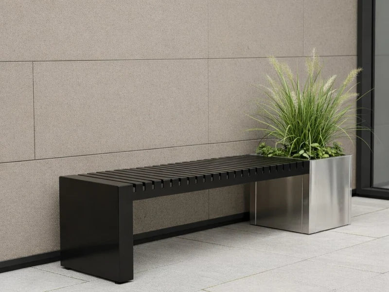 Endbank aus schwarzem Stahl für Terrasse oder Eingangsbereich