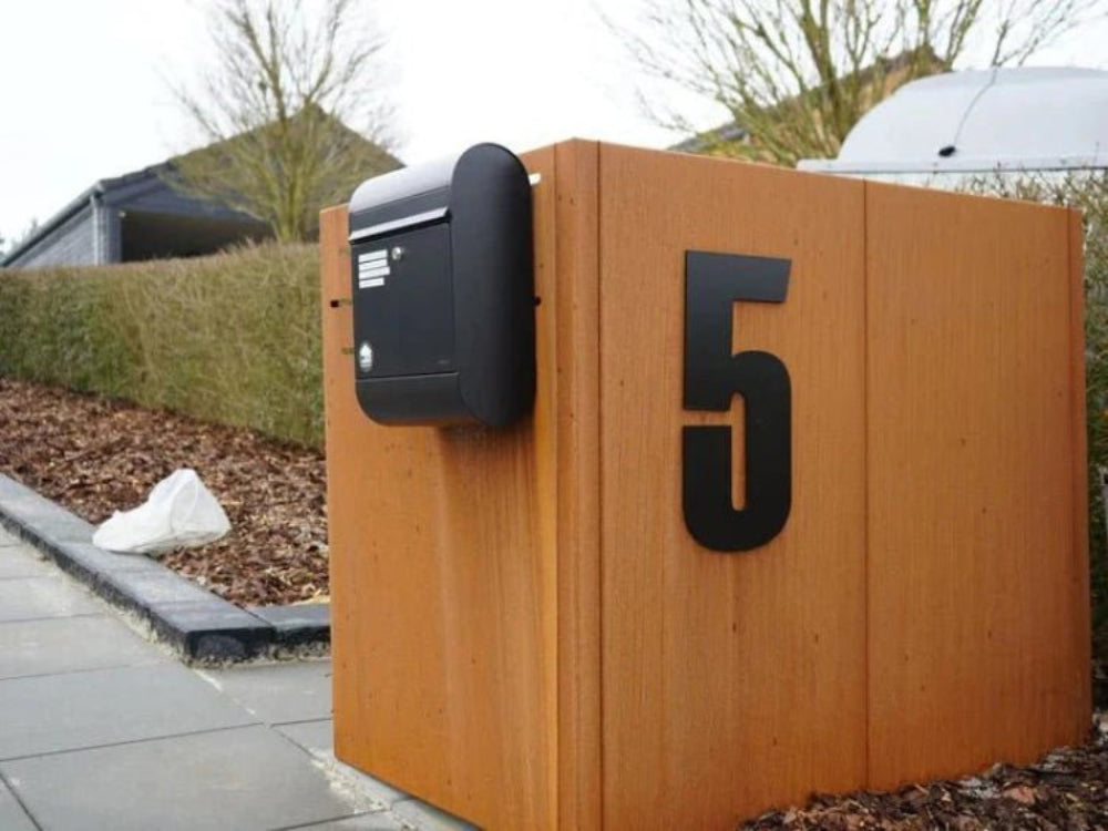 Hausnummer aus Cortenstahl auf Mülltonnenverkleidung mit Briefkasten