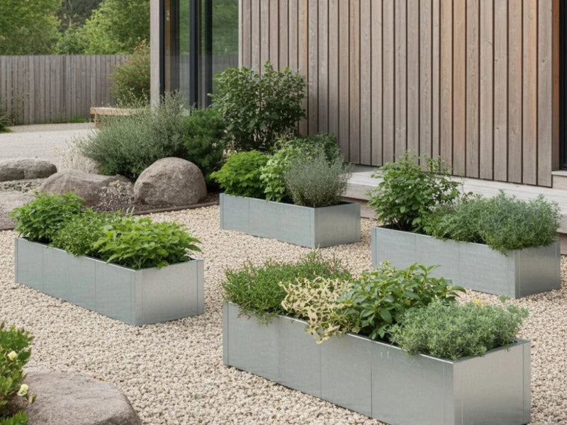 Hochbeete aus verzinktem Stahl mit Pflanzen