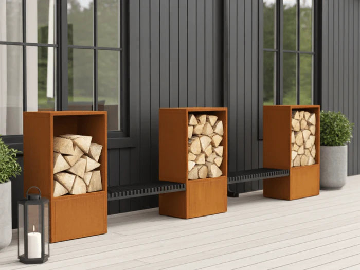 Kaminholzregal aus Cortenstahl mit integrierter Sitzbank vor moderner Hausfassade