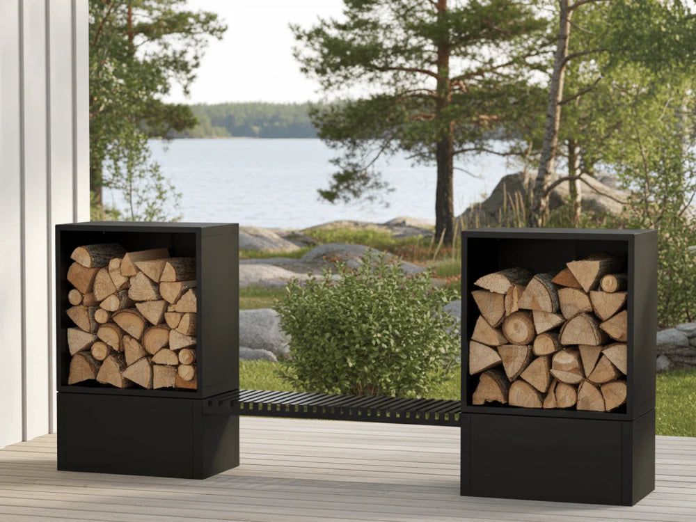Kaminholzregal aus schwarz pulverbeschichtetem Stahl mit integrierter Sitzbank auf Terrasse mit Seeblick