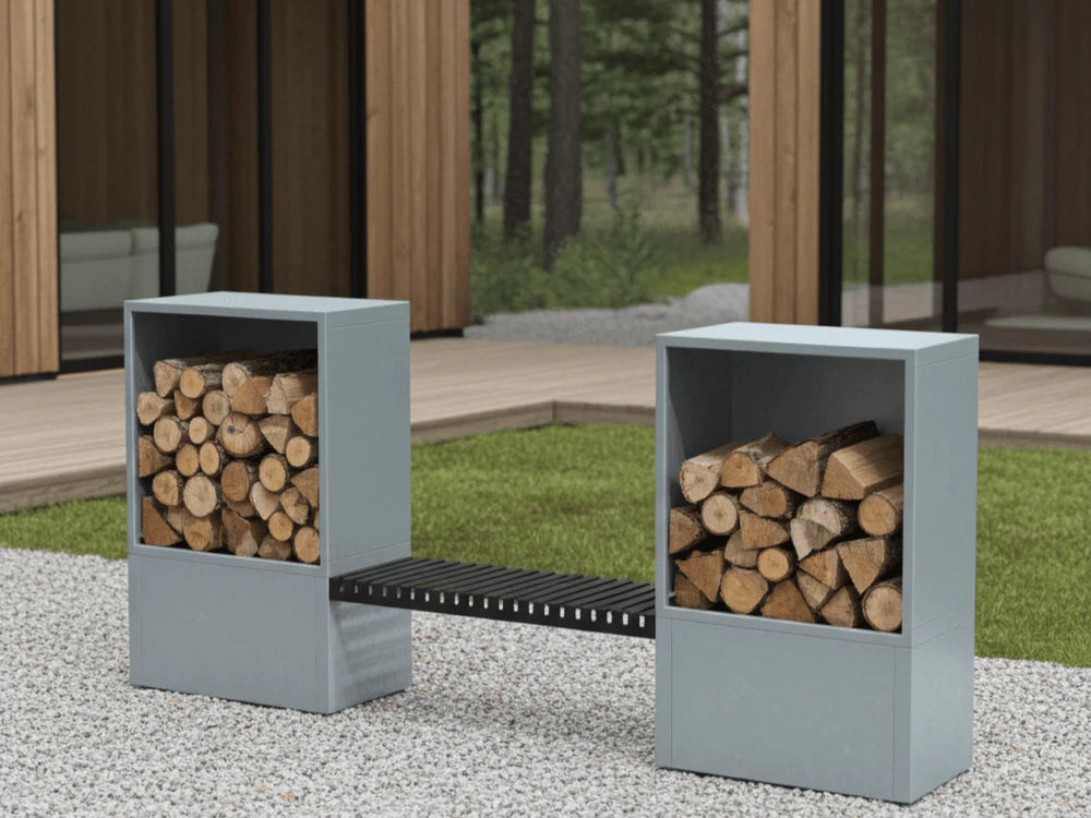 Kaminholzregal aus verzinktem Stahl mit Sitzbank auf moderner Terrasse
