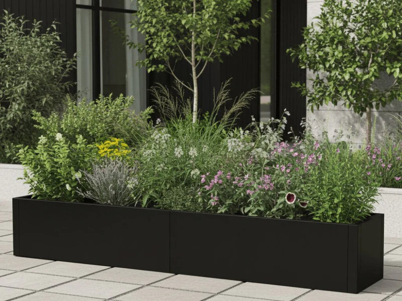 Pflanzkasten aus schwarzem Stahl mit Stauden und Gräsern