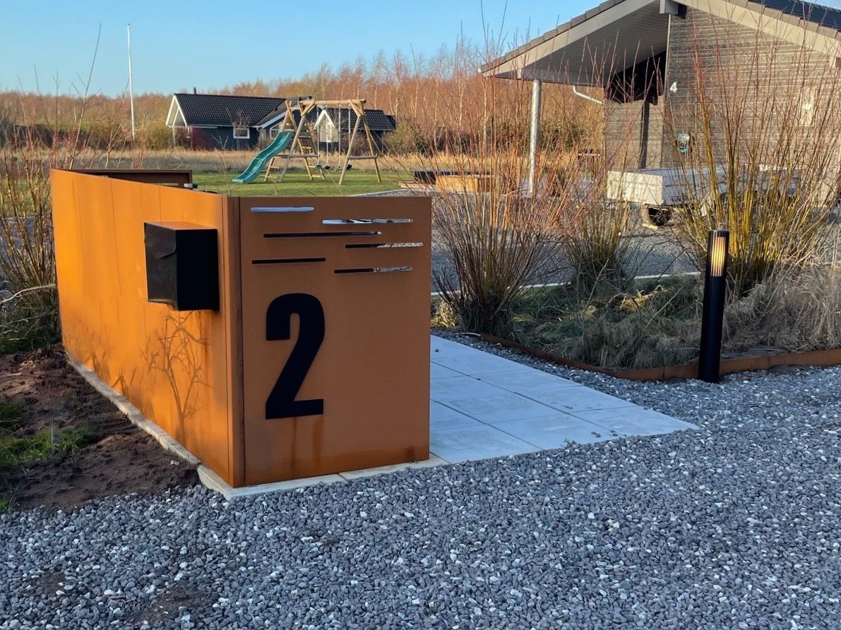 Moderne Mülltonnenbox aus Cortenstahl im Eingangsbereich eines Wohnhauses