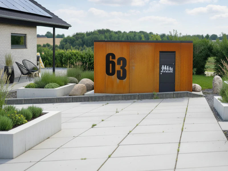 Moderne Mülltonnenverkleidung mit Briefkasten und Hausnummer