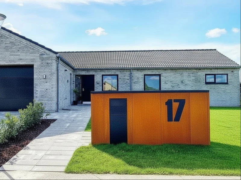 Minimalistische Mülltonnenverkleidung aus Cortenstahl mit Hausnummer